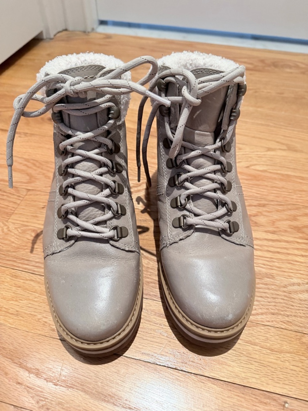 Timberland Women's Light Gray Lace-Up Ankle Boots with Fleece Collar